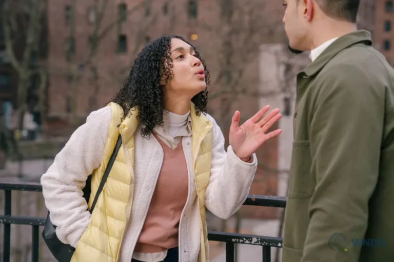 كيف تتعامل مع شخص مكتئب: ما تقوله وما تتجنبه لتسانده فعلا - كيف تتعامل مع شخص مكتئب: